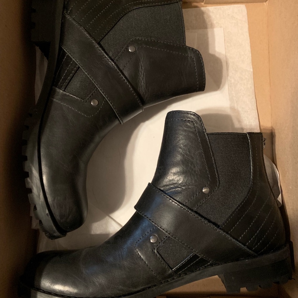 Black Moto boots size 7.5